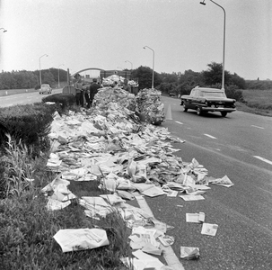 125705 Afbeelding van een vrachtwagen met oud papier na het verliezen van zijn lading op de Rijksweg 12 ten zuiden van ...